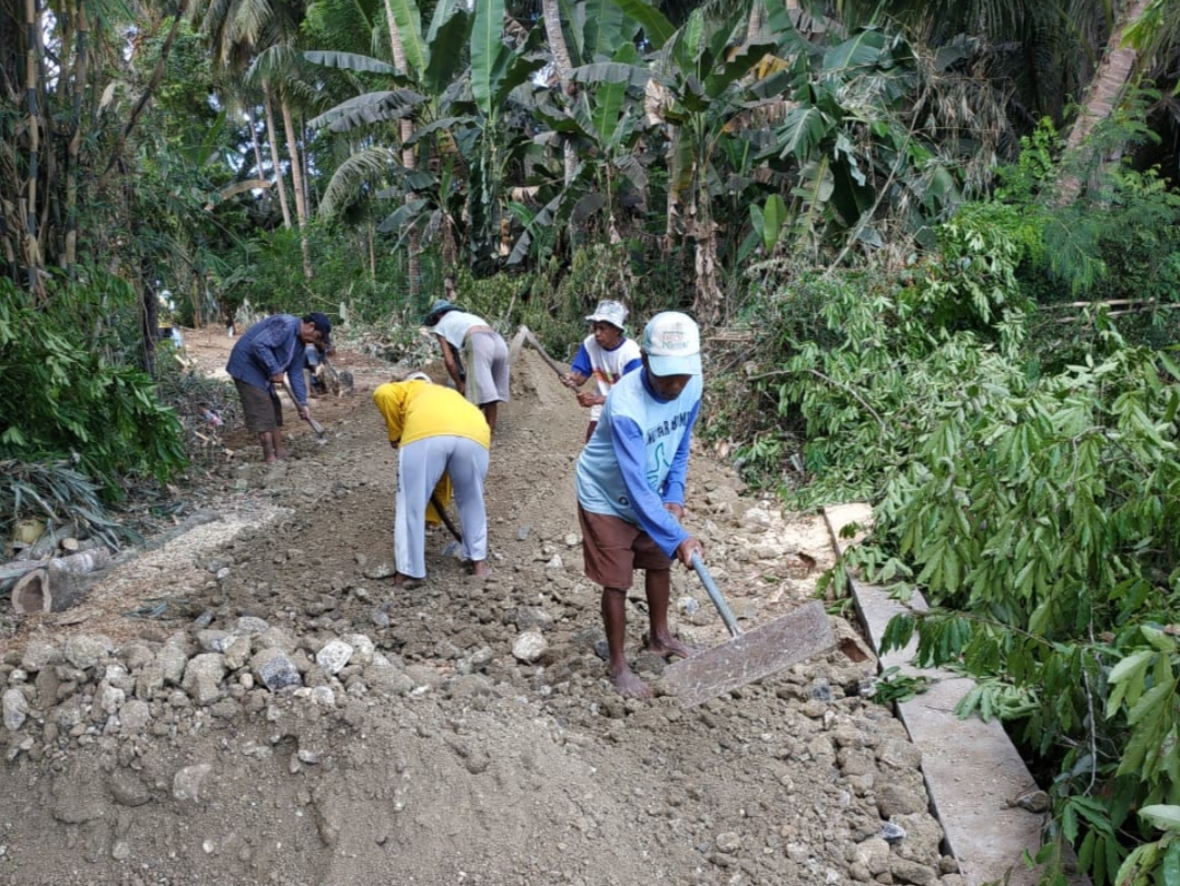 Padat Karya Tunai Pembukaan Jalan Baru di Karangwuluh Kidul